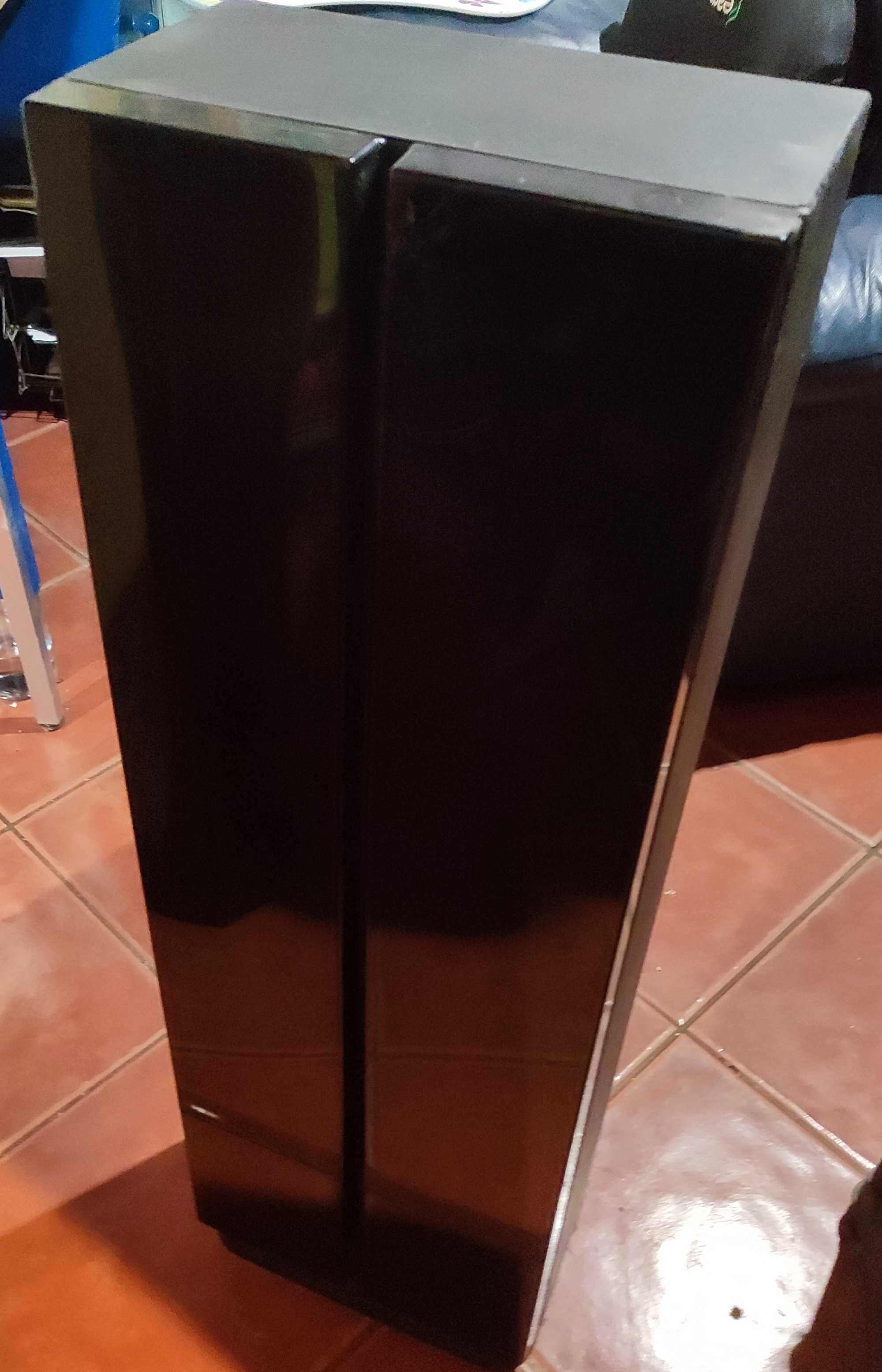 Torre para CDs com muitos CDs incluidos (ver fotos)