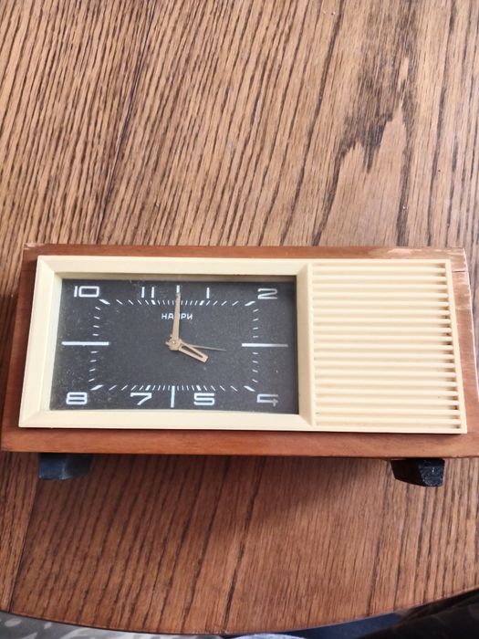 Stary budzik z pozytywką nairi