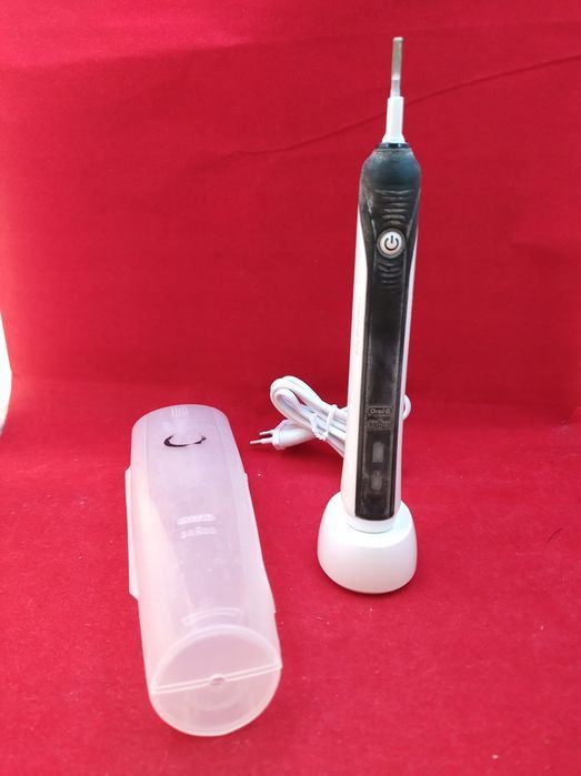 uszkodzony opis! szczoteczka elektryczna do zębów oral-b 3 3500