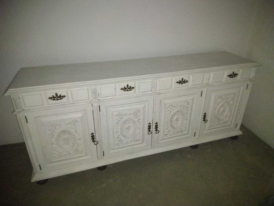 Móvel em madeira restaurado recentemente