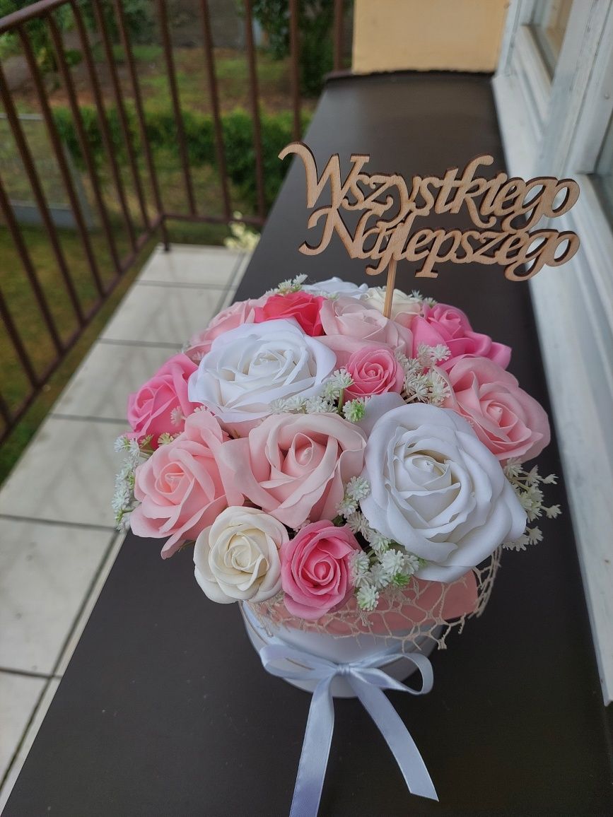 Flowerbox z pachnących różyczek mydlanych na prezent