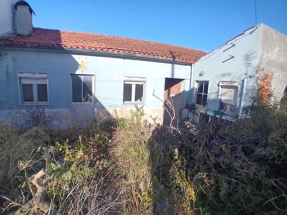 2 moradias mais 900m2 de terreno em São Martinho do Bispo