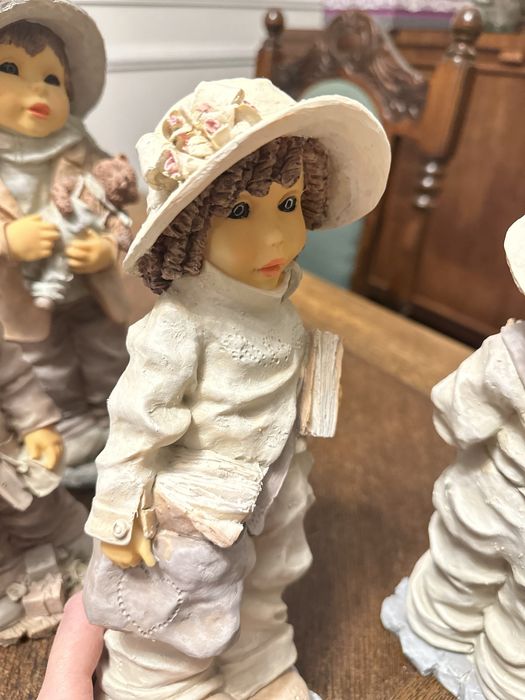 Figurka dziewczynka z książką skarbonka dekoracja rzeźba 620