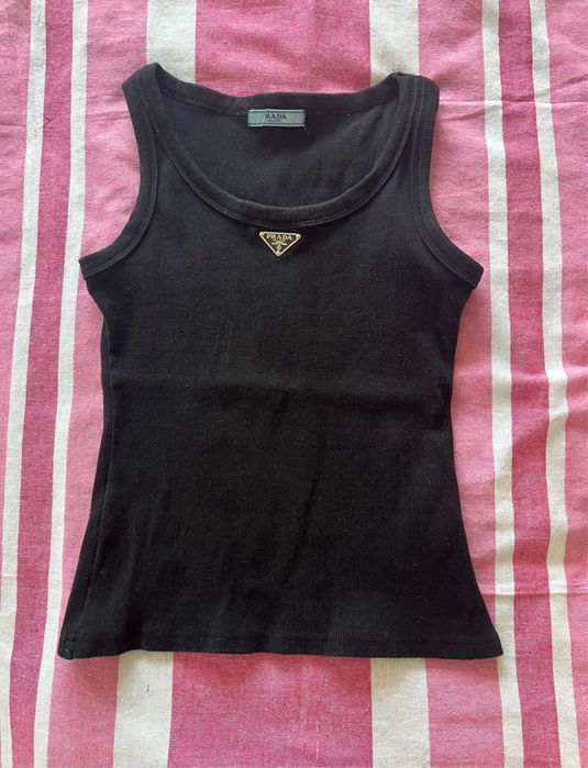Майка Prada, Прада