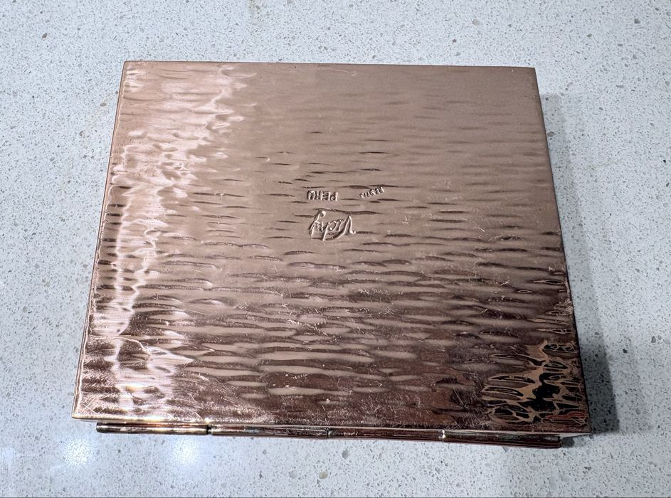 Linda caixa cigarreira peruana em cobre com latão