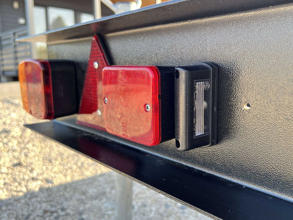 Прицеп для генератора двохвісний без гальм з опорами.