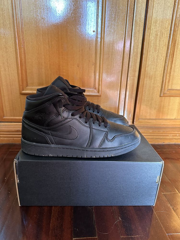 Jordan 1 mid black