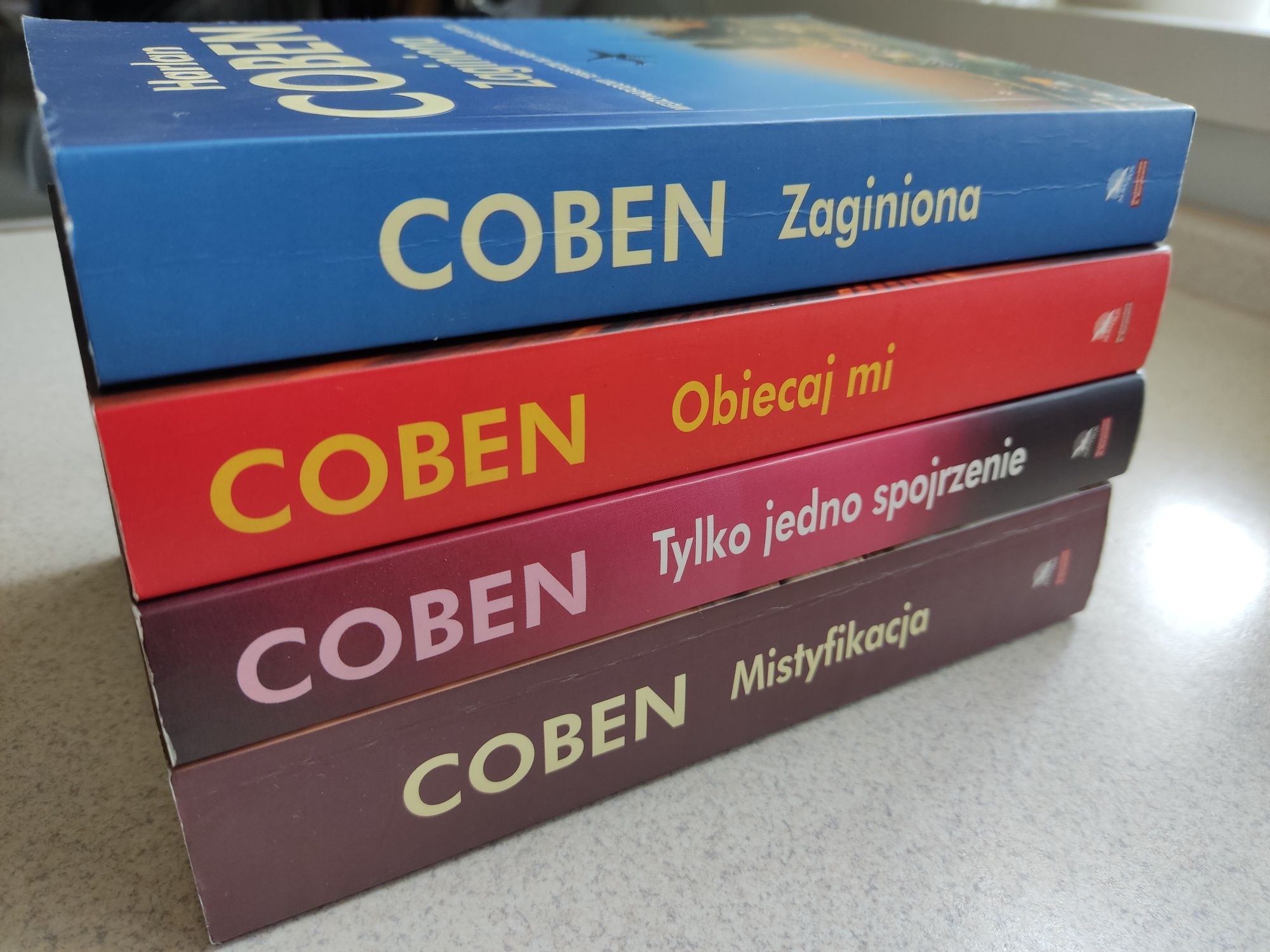 Coben Mistyfikacja, Zaginiona, Obiecaj mi, Tylko jedno spojrzenie