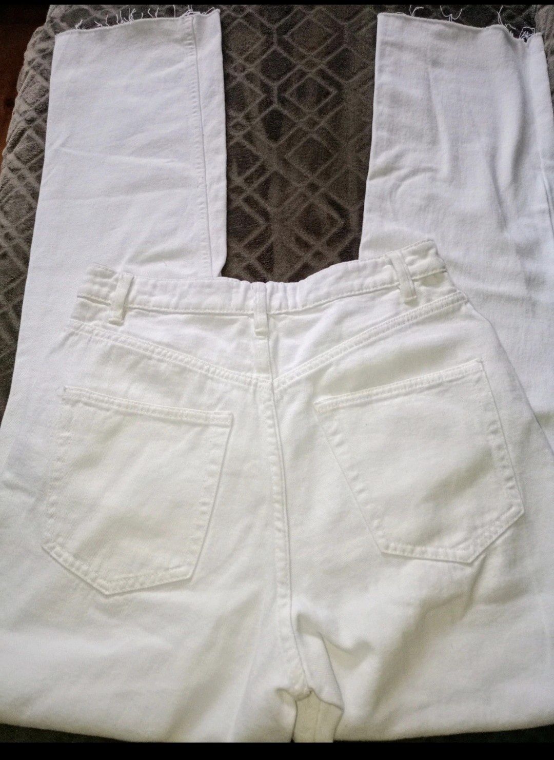 Białe spodnie z szerokimi nogawkami