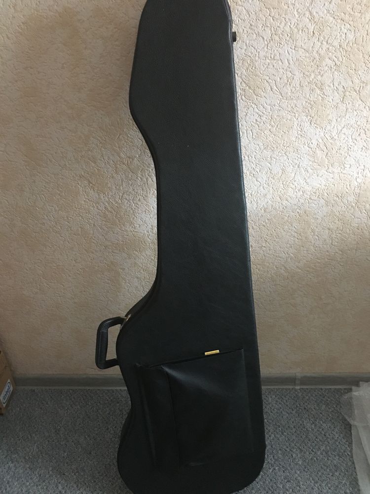 Gitara basowa z futerałem