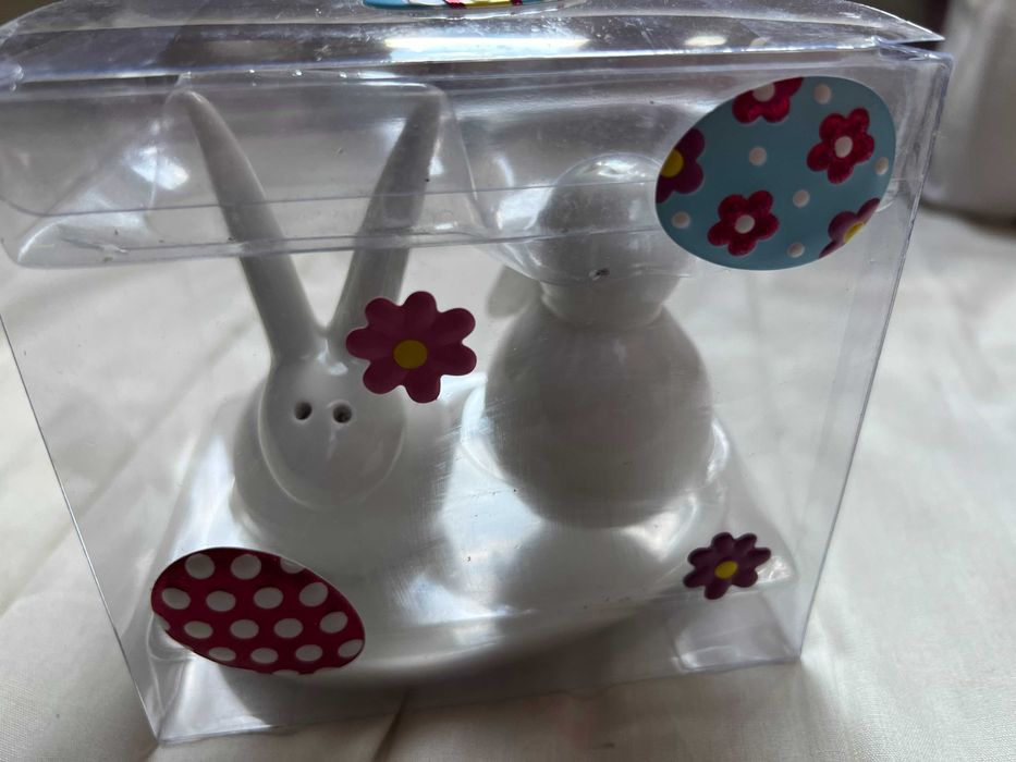 Zestaw białych ceramicznych solniczki i pieprzniczki - zajączków Homla