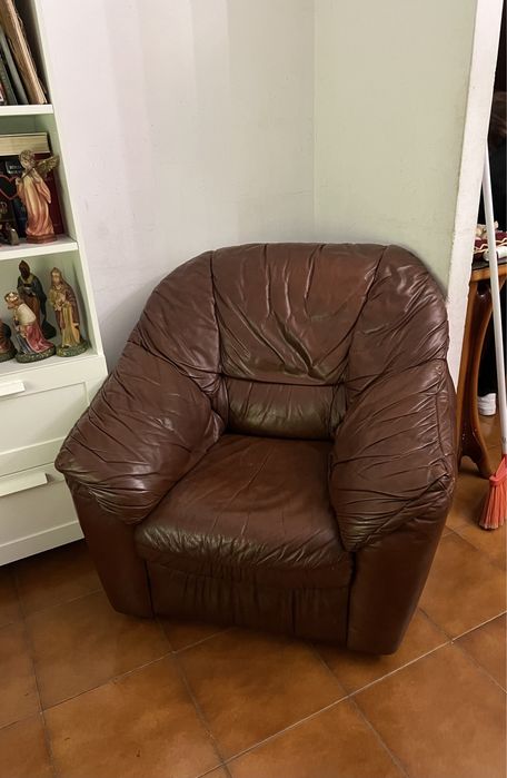 Sofá de 3 lugares em pele + 2 poltronas em pele.