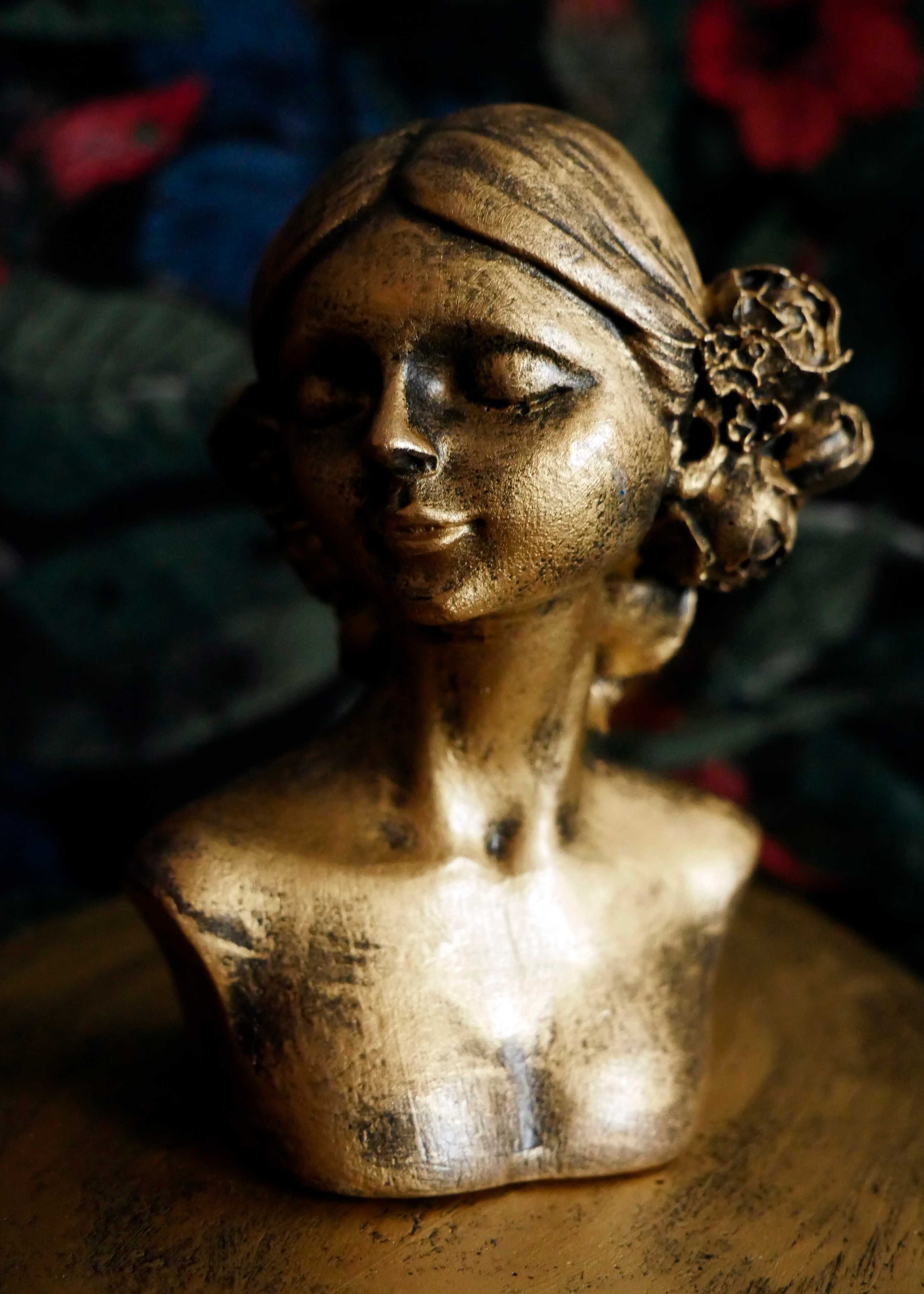 Rzeźba z gipsu złota kobieta z podstawką, wys.10 cm