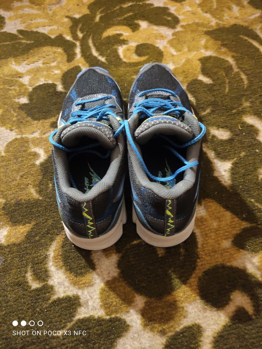 Кросівки ASICS, Британія