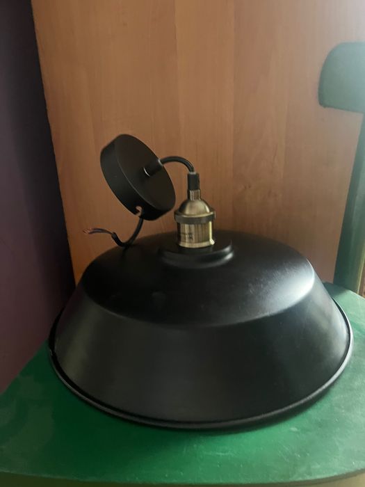 Czarna lampa sufitowa