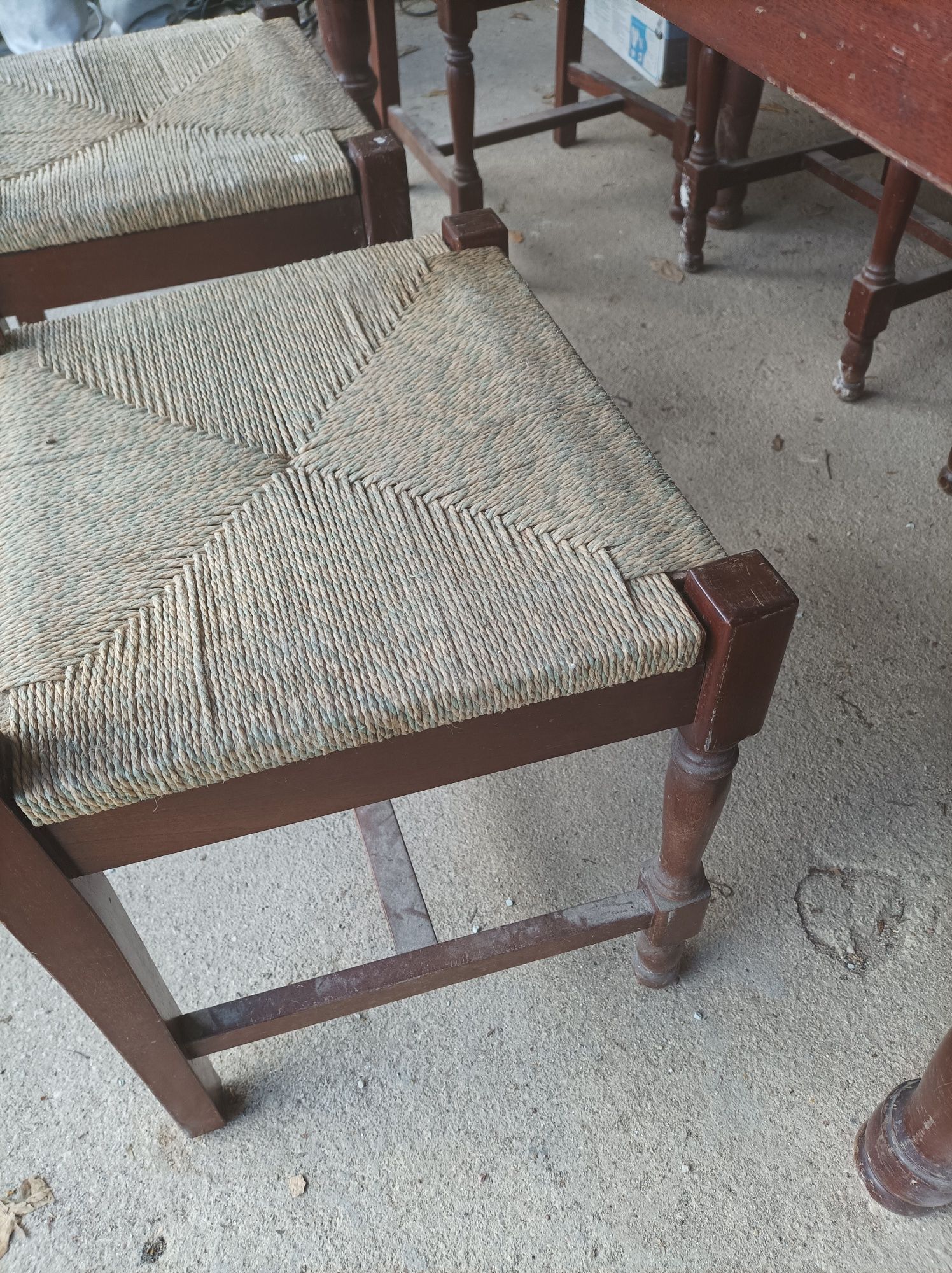 Mesa com tampo em mármore e seis cadeiras