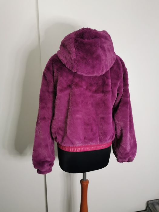 Cudowne amarantowe krótkie lekkie futerko z kapturem M