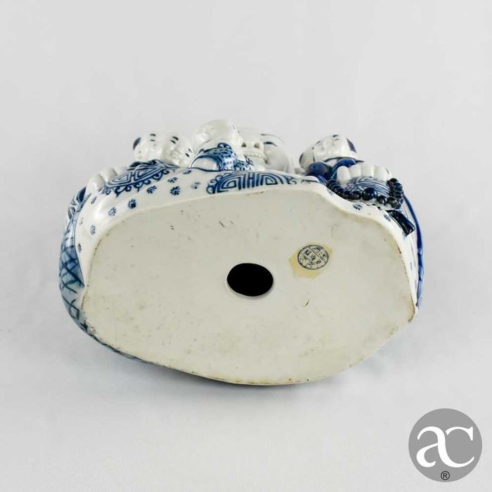 Figura de Buda com 5 crianças em porcelana da China, século XX