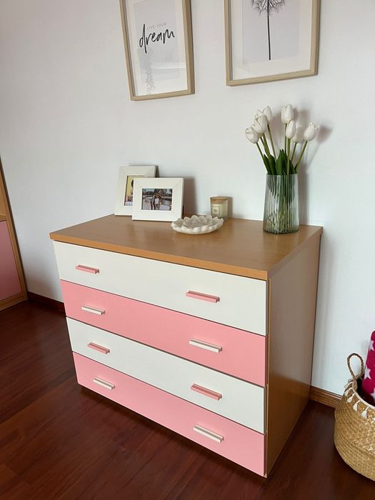 Mobília de quarto solteiro em cor natural, branco e rosa em bom estado