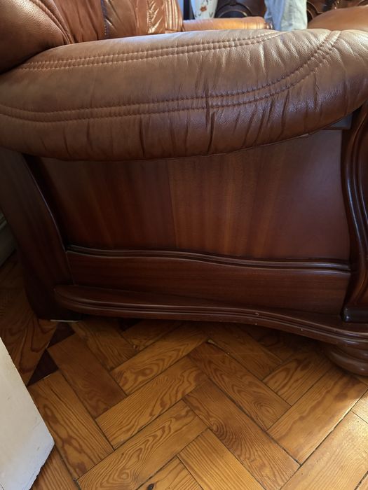 Sofá cama em pele e mogno