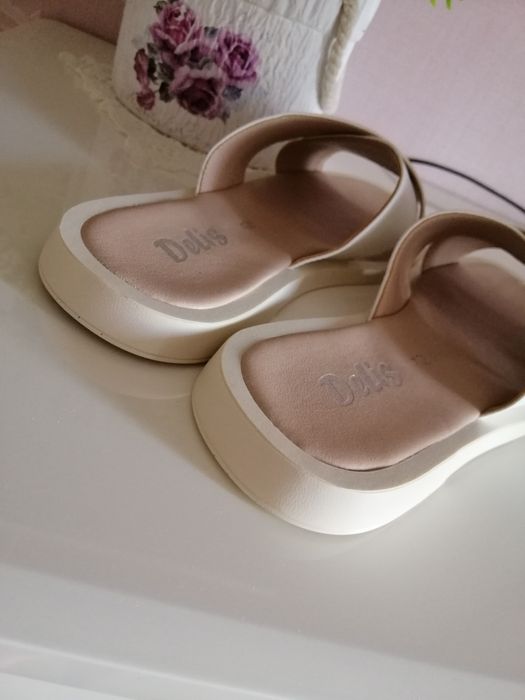 Жіночі шльопанці білі