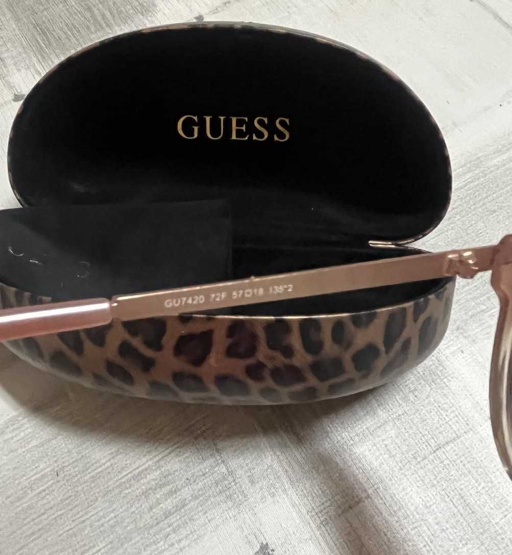 Óculos de sol cor-de-rosa. Marca: Guess