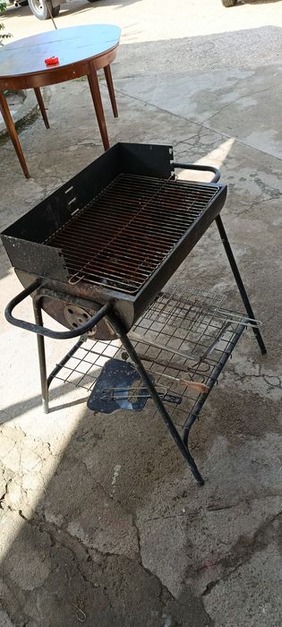 Grelhador a carvão usado