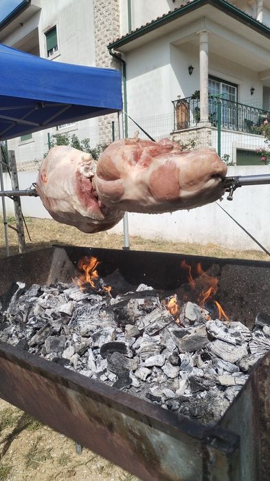 Porco no espeto e pernas de porco