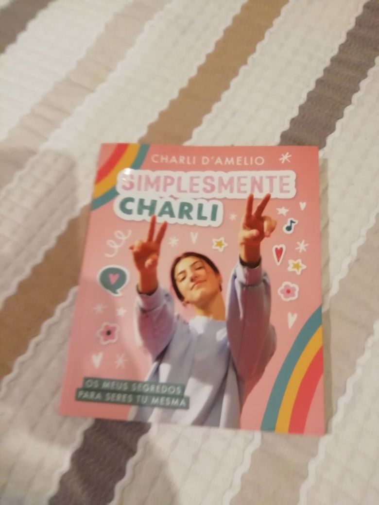 Livro "simplesmente Charli"