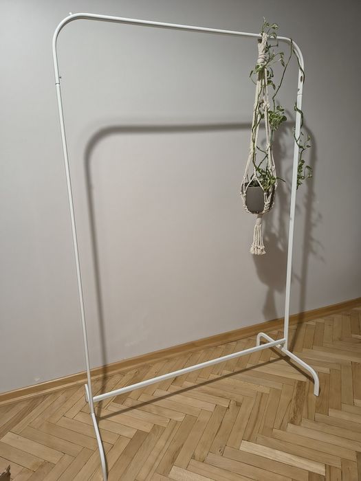 Wieszak na ubrania MULIG + makrama  Ikea BOTANISK z kwiatkiem