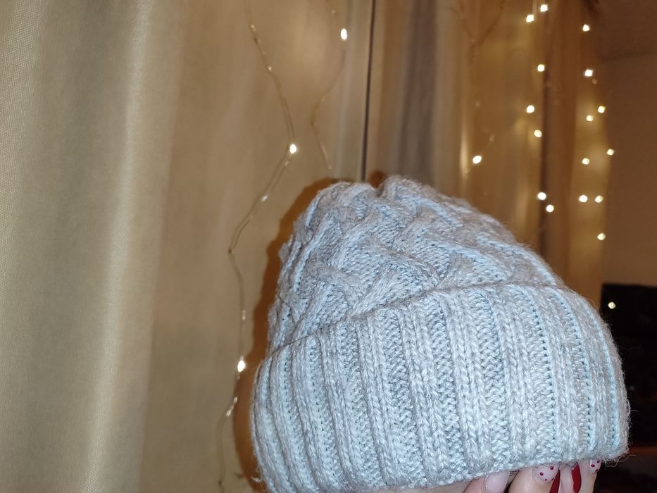 Шапка жіноча, сірого кольору