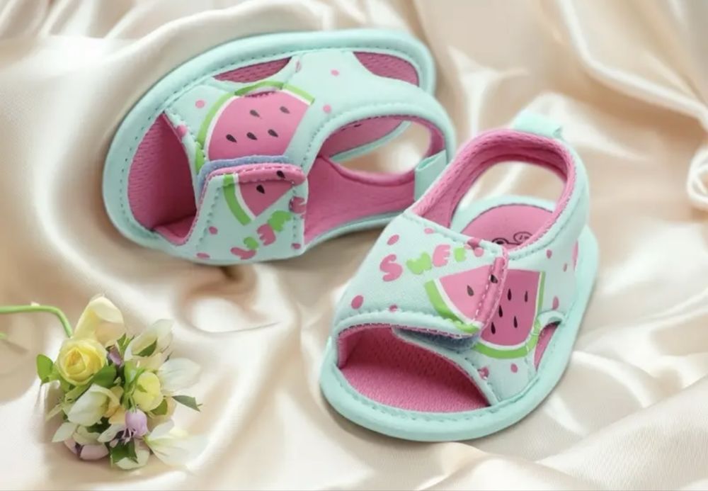 Нові босоніжки для дівчинки