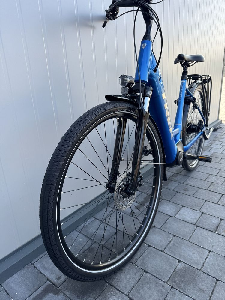 Rower elektryczny Trek District+ 6 o niskim przekroku Alpine Blue