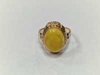 Złoty pierścionek/ 585/ 4.84 gram/ R20/ Bursztyn/ 63-86