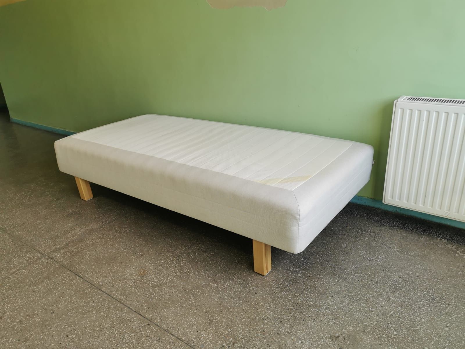 Komfortowe łóżko 200cm z drewnianym stelażem i dokręcanymi nogami ikea