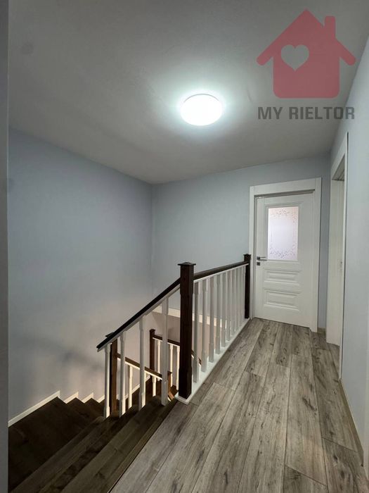 Сучасний будинок з сонячними панелями та гаражем у новому районі.