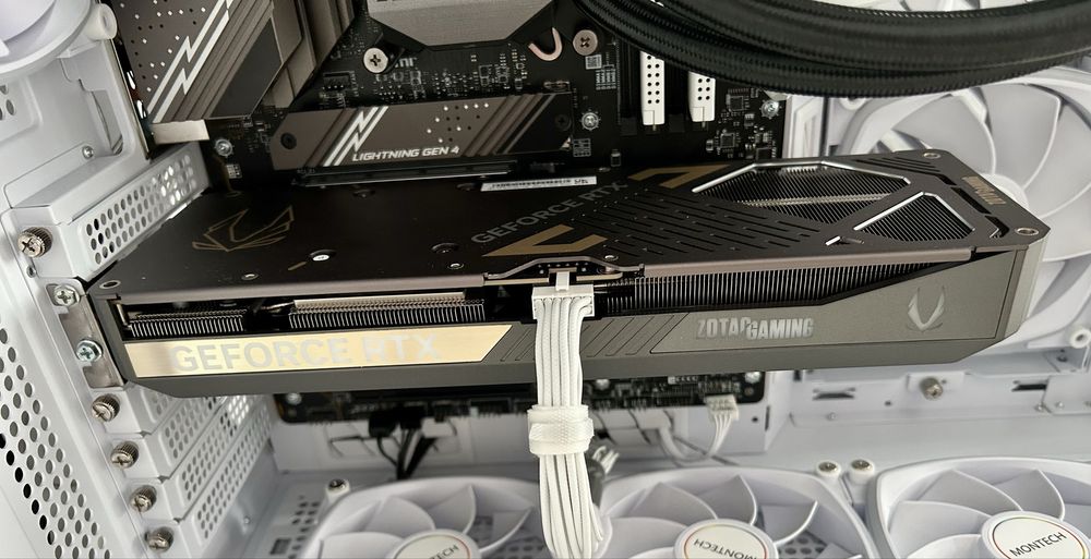 Gráfica ZOTAC GeForce® RTX 5070 Solid 12GB GDDR7 DLSS4