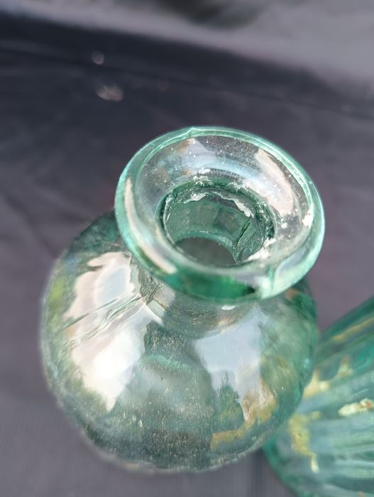 Trzy zielone butelki