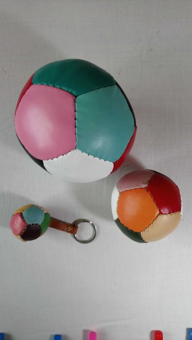 Bolas artesanais em couro
