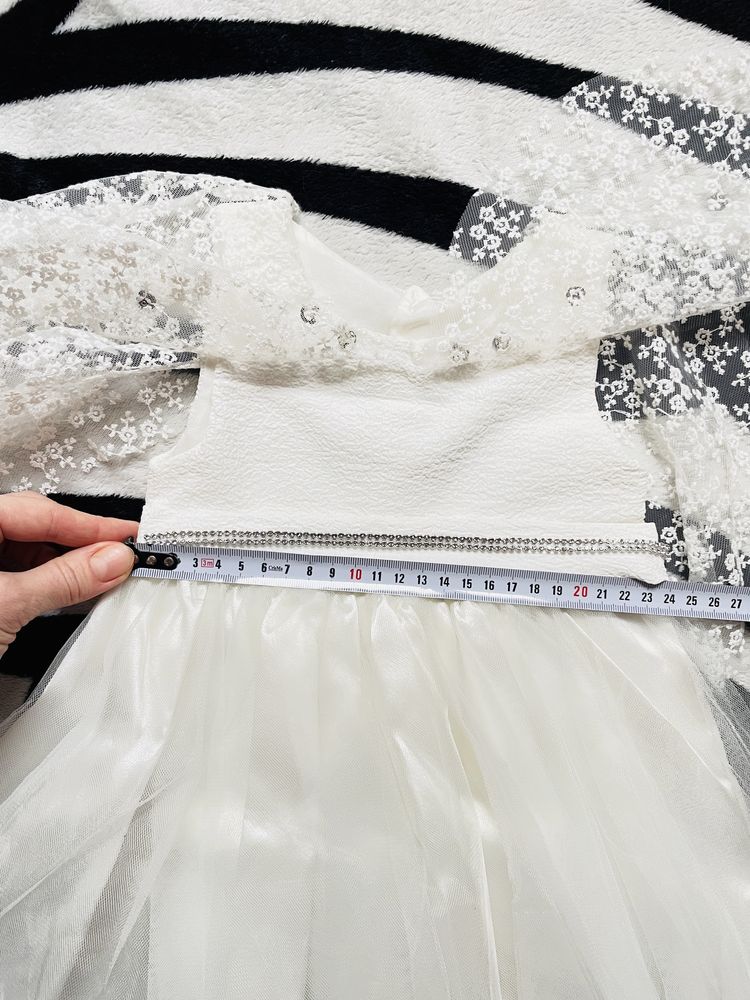 Праздничное белое платье на девочку 9-12 месяцев