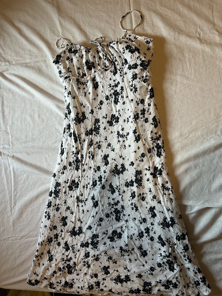 vestido branco com flores pretas, bonito, confortável e suave.