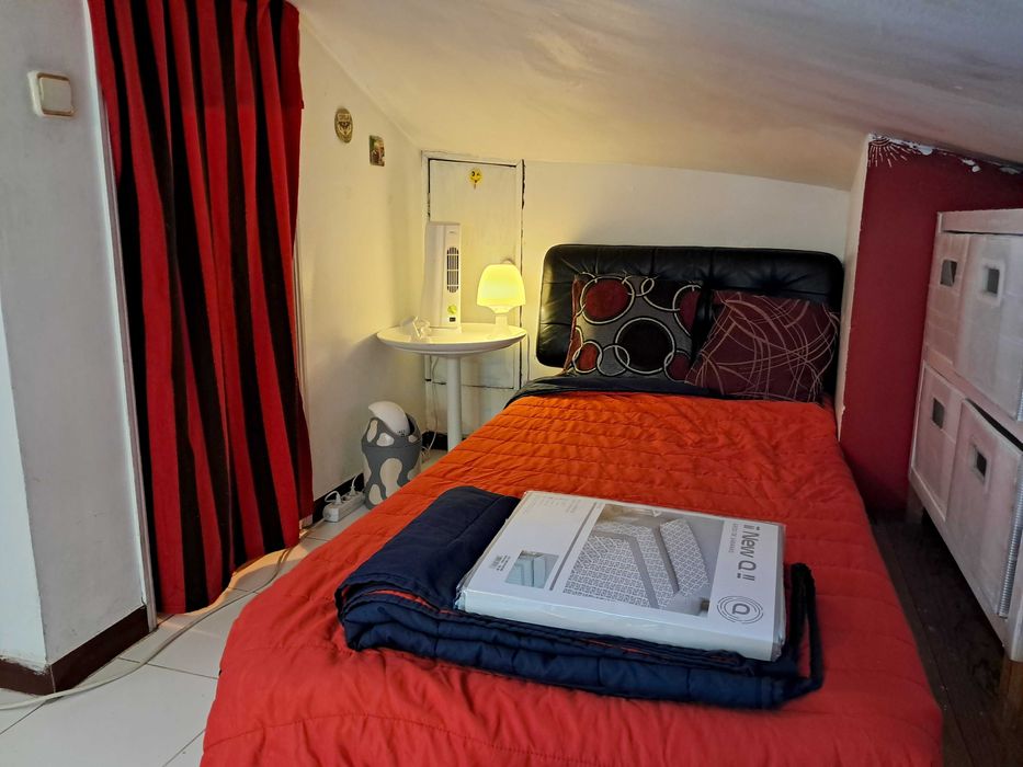 Sotão privado. Central, MetroCHIADO. Está DISPONÍVEL. Ler texto.