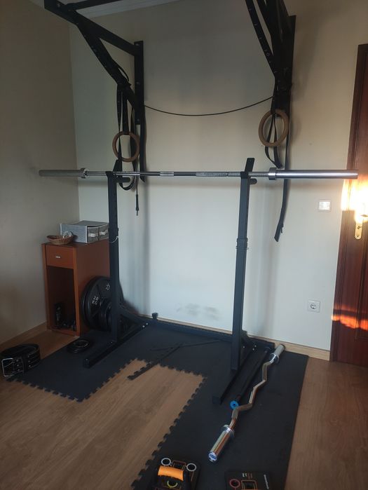 Equipamentos de ginásio em bom estado de conservação