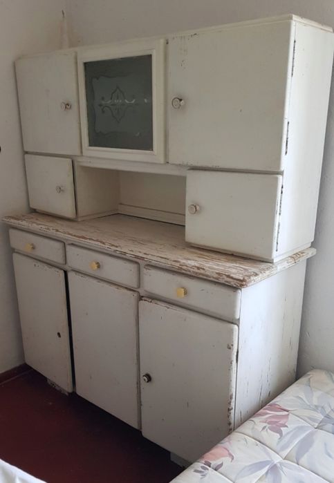 Stary kredens emaliowany