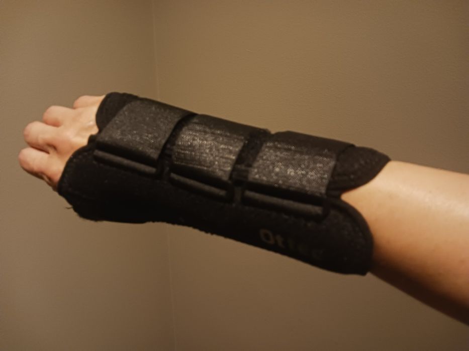 Tala imobilizadora com punho direito