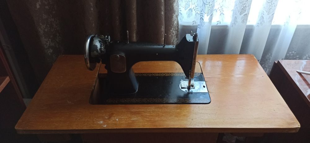 Швейна машина із станиною