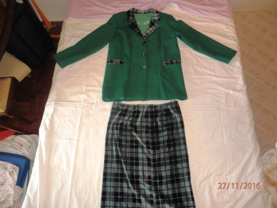 Conjunto de casaco verde e saia xadrez de senhora tamanho M