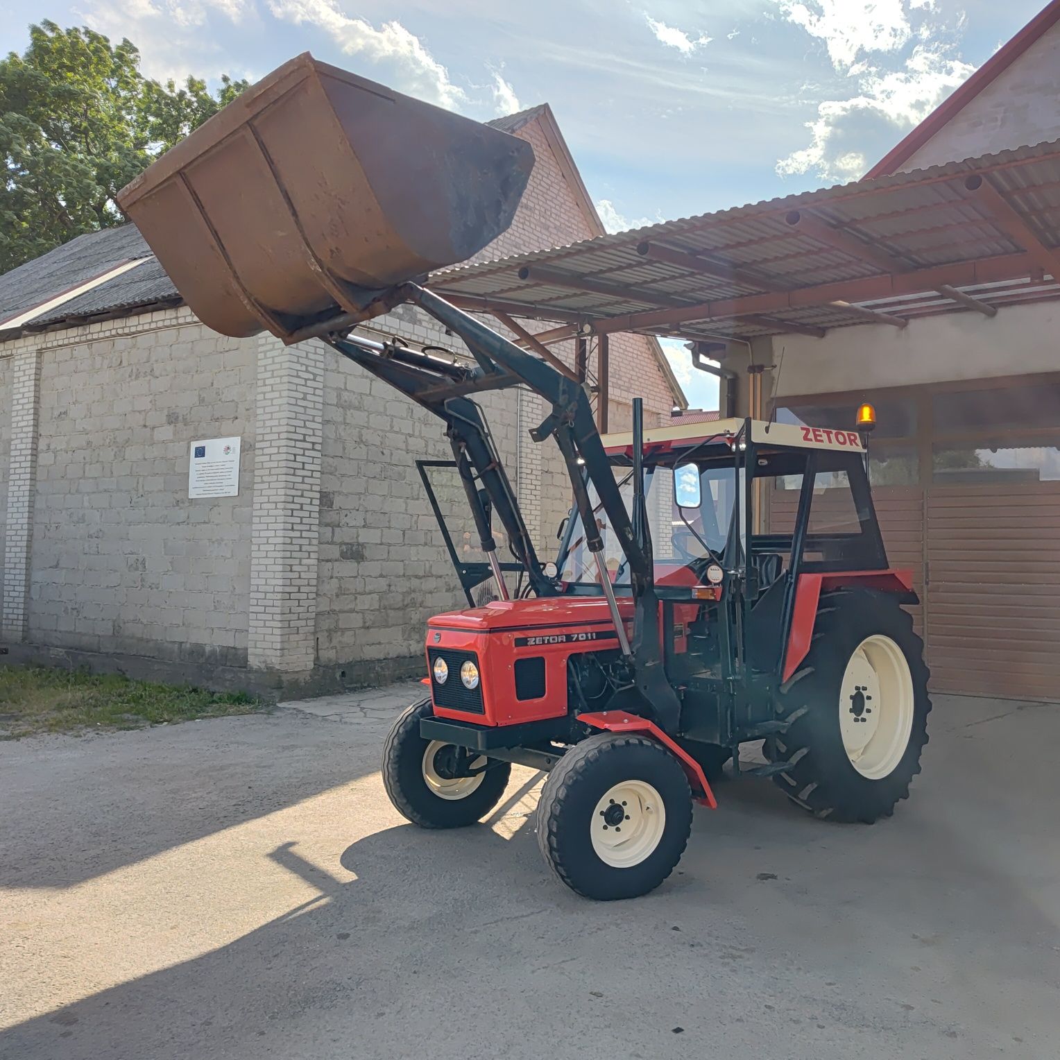 Zetor 7011 z ładowaczem Szwecjia