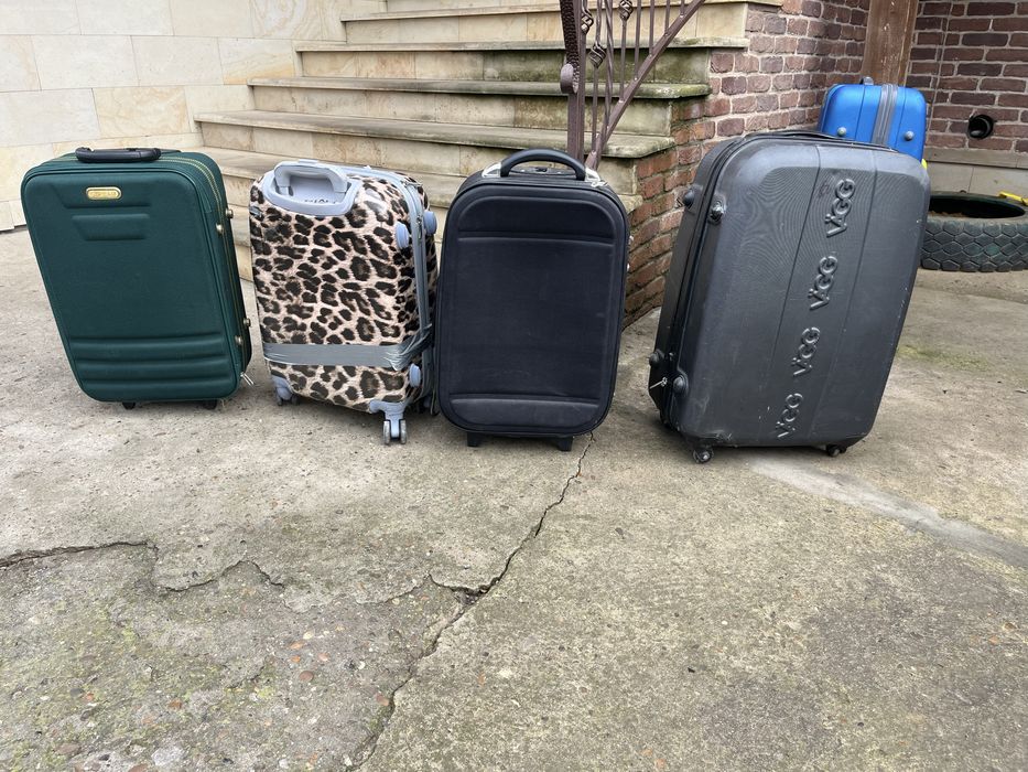 Продам чемодани на колесах