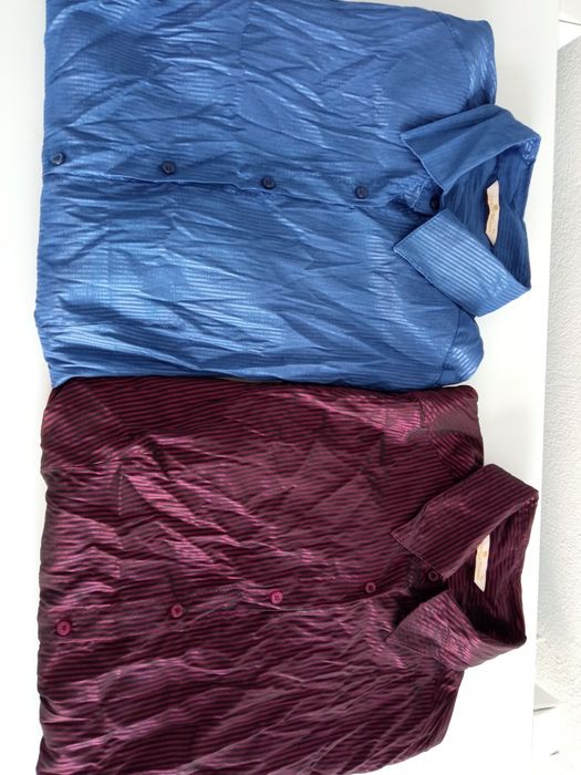 Camisas/camiseiros (preto, bege, roxo que moldam a silhueta-L e XL